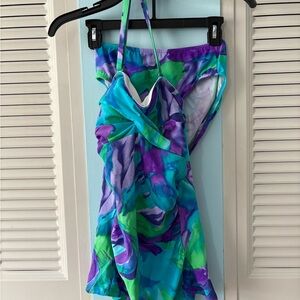 Pretty Venus tankini. Size 6 bottom. Size 10 top. Pretty colors.